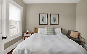 Prime 2Br Gem, Near Convention Hub!